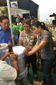 Susana P. Guerrero (left) demonstrates bokashi technology to Senator Loren Legarda. Photo courtesy of The Cravings Group